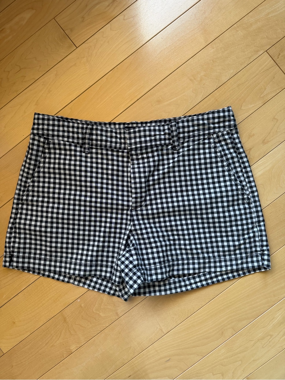 Gap Factory black & white gingam 100% cotton shorts. Size 6.